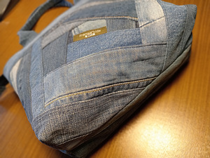 One-of-a-Kind Upcycled Denim Patchwork Tote (7 foto / 8)