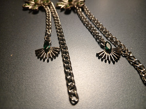Statement flower earrings with green crystals and chains. (8 foto / 10)