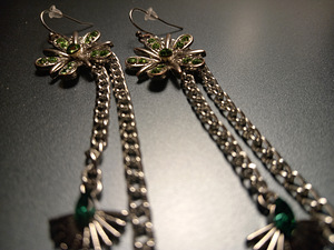 Statement flower earrings with green crystals and chains. (9 foto / 10)
