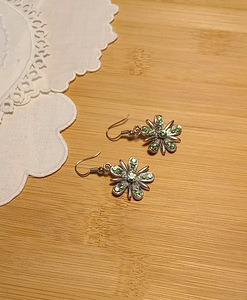 Statement flower earrings with green crystals and chains. (10 foto / 10)