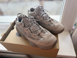 Yeezy 500 (41.5) (1 foto / 2)