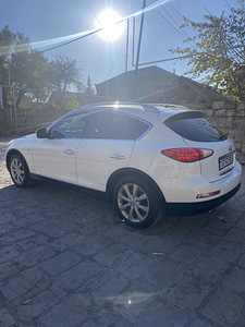 Автомобиль Infiniti EX35 (3 фото из 9)