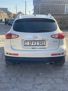 Автомобиль Infiniti EX35 (4 фото из 9)