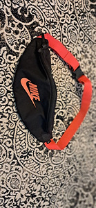 Originaalne Nike sling-kott (Must ja Punane)