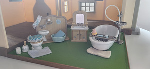 SYLVANIAN FAMILIES Suur maja+ pere+ mööbel (8 foto / 10)