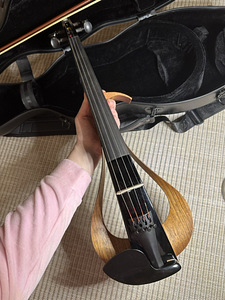 Yamaha YEV104 Electric Violin (3 foto / 3)