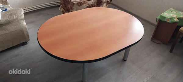 Օվալաձև սեղան