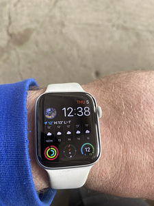 Продам Apple Watch 6 44 мм. (2 фото из 2)