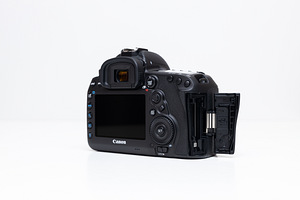 Canon EOS 5D Mark IV (body) peegelkaamera (5 foto / 10)