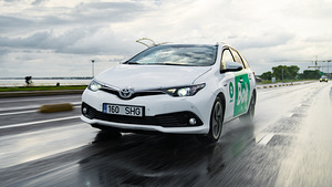 Аренда авто в BOLT Toyota Auris, гибрид, LPG газ