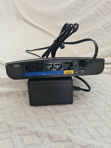 Cisco Linksys E1200 (3 фото из 3)