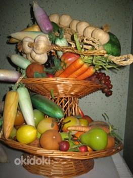 Искусственные фрукты и овощи в красивой корзине (фото #2)