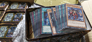 1000 оригинальных карт Yu-Gi-Oh! + Tin коробки! (3 фото из 3)