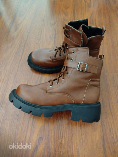 Uued naiste pruunid saapad, sisetallad 26 cm.