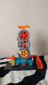 Hot Wheels atraktsioon ratta kujul.