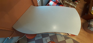 Köögilaud ja neli taburetti (3 foto / 4)