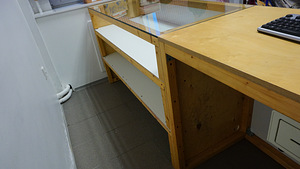 Стойка со стеклом (2 фото из 3)