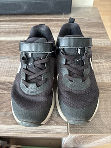 Nike 32 (1 foto / 4)