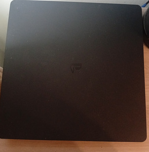 Playstation 4 slim (1 foto / 2)