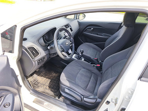 Kia Rio (8 фото из 10)
