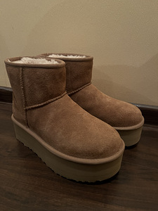 UGG (1 фото из 2)