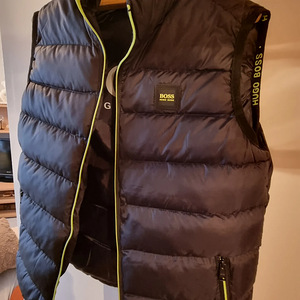 Hugo Boss vest, uus. (4 foto / 5)