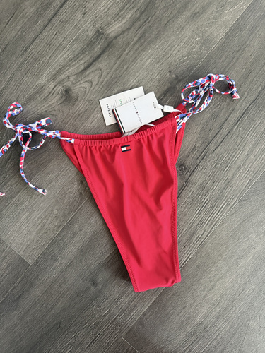 Новые плавки от Tommy Hilfiger, в магазине 40.-, размеры S, XS и L