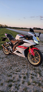 Yamaha YZF-R125 2022 60th WorldGP Anniversary Edition (A1) (3 foto / 10)