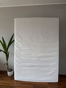 Vähekasutatud IKEA madrats (140x200) (1 foto / 3)
