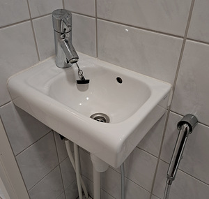 Väike kraanikauss koos Hansgrohe segistiga (1 foto / 3)