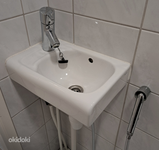 Маленькая раковина с Hansgrohe смесителем и биде-душем