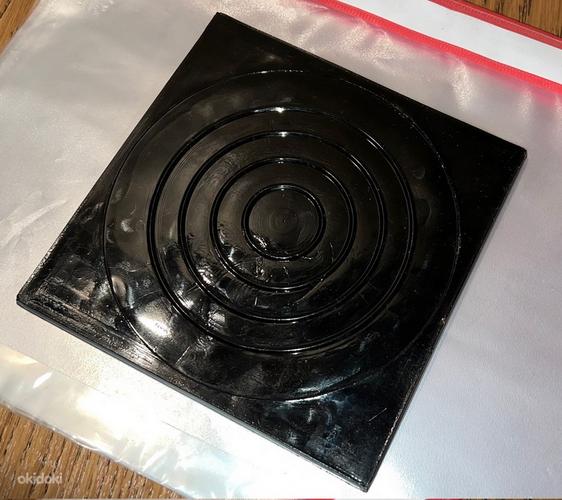 Стеклянная (керамическая?) плитка 150x150, черная >200шт. (фото #2)