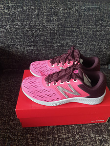 Новые New Balance( оригинал) 40,5, ст 26 см (1 фото из 3)