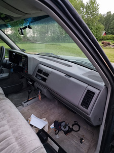 Продается Chevrolet Suburban 5.7 94a (2 фото из 3)