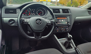 Volkswagen Jetta (10 foto / 11)