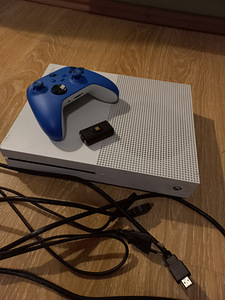 Xbox One S с контроллером и играми (1 фото из 3)