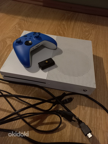 Xbox One S с контроллером и играми