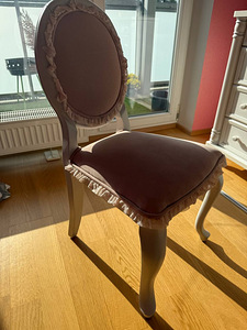 Valge kirjutuslaud ja roosa tool (2 foto / 5)