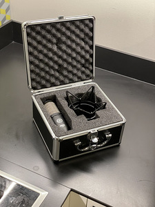 AKG P220 mikrofon šokimäounti, XLR-kaabli ja pop-filtriga (2 foto / 4)