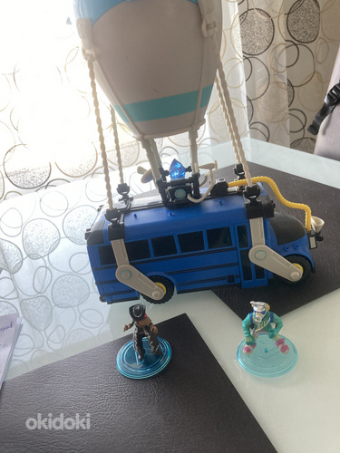 Fortnite battle bus