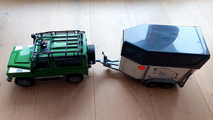 BRUDER Land Rover Defender hobuseveotreileriga (6 foto / 10)
