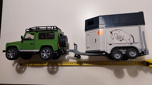 BRUDER Land Rover Defender hobuseveotreileriga (9 foto / 10)