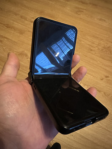 Продам Samsung Galaxy Z Flip 7 (3 фото из 6)
