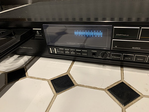 Проигрыватель компакт-дисков Philips CD304 (8 фото из 9)