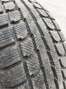 225/60R17 (2 фото из 6)