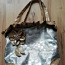 Классная серебристая сумка с золотыми деталями. (фото #1)