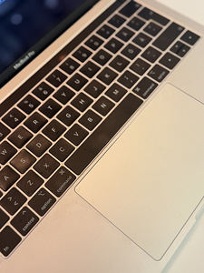 MacBook Pro 2019 (2 foto / 3)