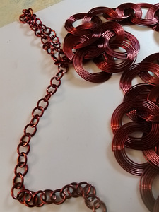 Punainen rengas kaulakoru (1 valokuva sivusta 3)