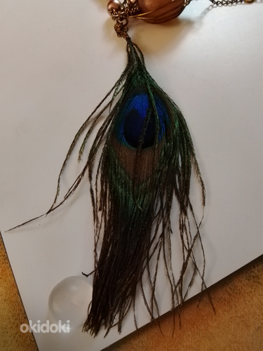 Riikinkukko sulka kaulakoru lasi helmillä