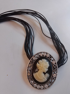 Vintage kaulakoru camee Amuletti mustat nauhat (2 valokuva sivusta 2)